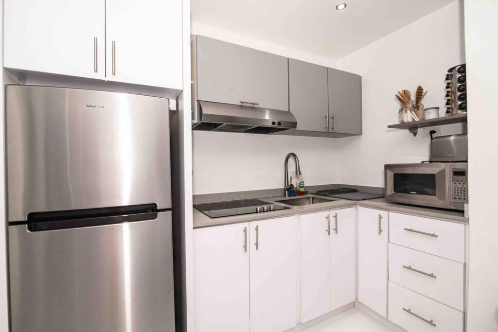 Modern 2Br With Kingbed In The Heart Of Isla Verde Strip Appartamento San Juan Esterno foto